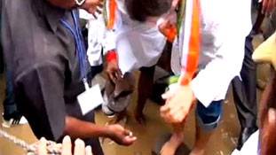 पादुका पुराण: संसद से सड़क तक