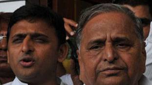 मुलायम पीछे हटे, अखिलेश के हिसाब से चलेगी समाजवादी पार्टी