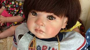 एक देश का आर्थिक संकट दूर कर रही है यह गुड़ि‍या!