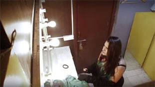 वीडियो: जब एक लड़की ने देखा ट्रायल रूम में लगा खुफिया कैमरा तो... वीडियो: जब एक लड़की ने देखा ट्रायल रूम में लगा खुफिया कैमरा तो...