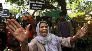 अदनान सामी को अपनाया तो पाक हिंदुओं के लिए दरवाजे बंद क्यों?