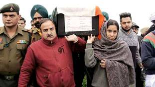 एक सैनिक की मौत पर गर्व करें या दुख मनाएं?