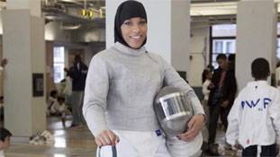 हिजाब पहनने वाली एक अमेरिकी एथलीट खेल से ज्‍यादा सियासी दुनिया में चर्चित