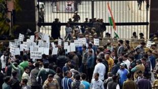 जब सच ही अफवाह बन जाए, तो क्या कीजिएगा? जब सच ही अफवाह बन जाए, तो क्या कीजिएगा?