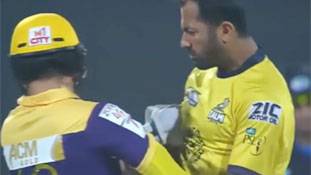 पाक क्रिकेटरों की जुबानी जंग मैदानी जंग में हुई तब्दील!