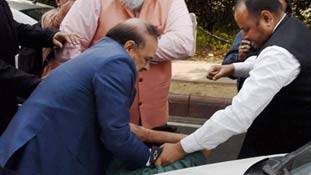 व्यंग्य : शर्मा जी, बस एक सेल्फी लेनी है हथकड़ी के साथ!