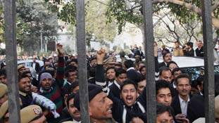 व्यंग्य : इलाज बाद में होगा, पहले ये तो चेक कर लूं तू देशद्रोही तो नहीं