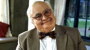 उनका हाथ लगते ही हीरो बूढ़ा होने लगता है और फिल्‍म सुपरहिट