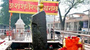 महिलाओं के लिए क्यों फिजूल है शनि मंदिर में प्रवेश की लड़ाई