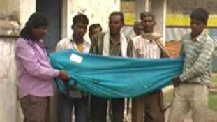 अजब देश, गजब कहानी: लव मैरेज पर 'फतवा' और सूखे की मार झेलते एक किसान की खुदकुशी अजब देश, गजब कहानी: लव मैरेज पर 'फतवा' और सूखे की मार झेलते एक किसान की खुदकुशी