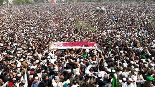 पाकिस्तान का ये पुलिसवाला शहीद है या कातिल?