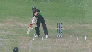 ऐसा शॉट और गेंदबाजी देखकर हैरान रह जाएंगे आप!
