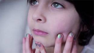 एक खतरनाक एक्सपेरिमेंट- बेटों को बेटियों की तरह बड़ा कर रहे हैं मां-बाप