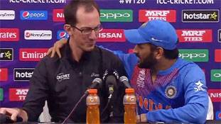 जब-जब धोनी ने लगाई पत्रकारों की क्लास...