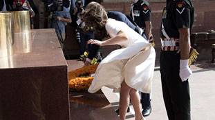 तेज हवाओं में प्रिंसेस की ड्रेस के साथ उनका सलीका भी उड़ा!