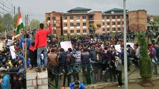 कांग्रेस की सांप्रदायिक और देश-द्रोही राजनीति का रिजल्ट है एनआईटी की घटना