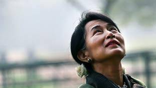 क्या वाकई सू की 'लोकतांत्रिक तानाशाह' बन रही हैं