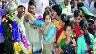 शनि मंदिर में महिलाओं का प्रवेश, और तिलमिला गई पुरुष सत्ता