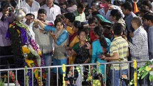 भेदभाव के खिलाफ चुप्पी तोड़ती महिलाएं