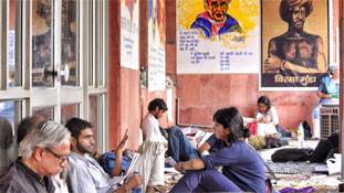 जेएनयू में अमलतास के पीले रंग में दबा क्रांति का लाल