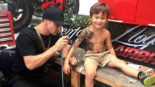 बीमार बच्चों का आत्मविश्वास बढ़ा रहै हैं टैटू!