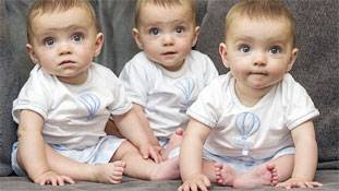 ब्रिटेन में एक साथ जन्मे तीन बच्चे क्यों 'चमत्कार' से कम नहीं हैं!