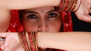 'फ्री सेक्स' से पहले भारतीय महिलाओं को कुछ और भी चाहिए !!!