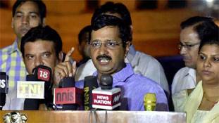 दिल्ली सरकार Vs केंद्र: तू डाल डाल, मैं पात पात...