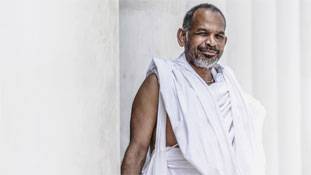 फिल्मी  गानों में भक्ति रस का आनंद लेते फ्लाइंग बाबा अनंत दास