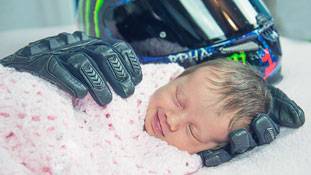 एक नवजात बच्ची, जिसके फोटो एलबम ने उसे इमोशनल मॉडल बना दिया