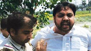 'बच्चा' जब तक किसी की गोद में खेलेगा नहीं तो बढेगा कैसे!