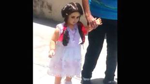 हैरान कर रही है हाथ पकड़कर चलने वाली डॉल