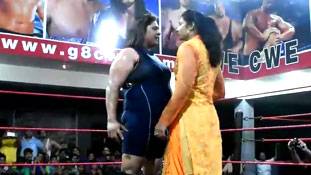 महिला पहलवान और पंजाबी लड़की की फाइट देखकर दंग रह जाएंगे