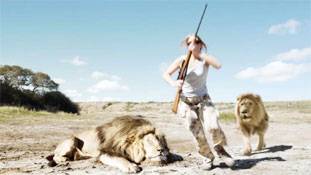 दो शिकारियों से शेर ने लिया 'बदला'! वीडियो हुआ वायरल