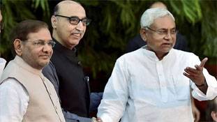 इफ्तार पार्टी में बेगाने से रहे पाक उच्चायुक्त