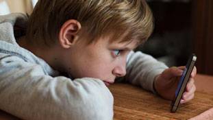 खतरनाक संकेत- दुनिया के आधे बच्चों ने ऑनलाइन देखा पॉर्न