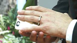 मोबाइल से इतना प्यार कि उसी से कर ली शादी