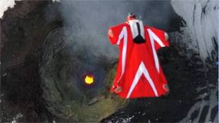 किस मिट्टी की बनी है ये मॉडल जो सुलगते ज्‍वालामुखी को चुनौती दे रही है