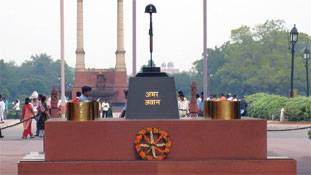 शहीदों का अपमान करना कोई हमसे सीखे