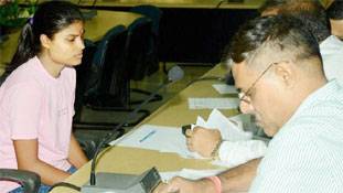 बिहारः चारा घोटाले से टापर्स घोटाले तक