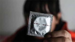 पर्स में कंडोम का चीन में मतलब आप वेश्या हैं!