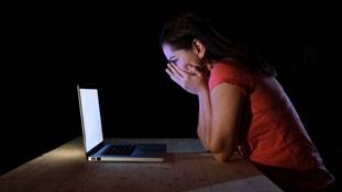 सोशल मीडिया पर तीन चौथाई महिला शिकार हैं साइबर ट्रॉलिंग की