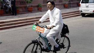 मंत्री बनते ही साइकिल से संसद आना भूल गए ये सांसद