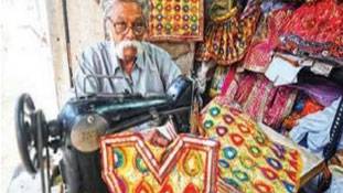 मिलिए भगवान के ‘ड्रेस डिजाइनर’ 65 वर्षीय इस शख्स से!