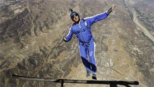 बिना पैराशूट लगाई 25 हजार फीट की ऊंचाई से छलांग, फिर भी जीवित