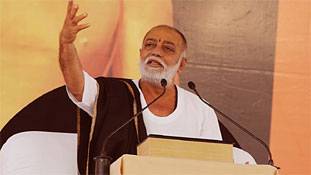 मोरारी बापू और शायरों की महफिल में जानें क्या क्या हुआ...