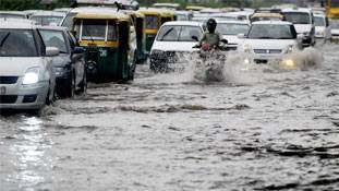 लगी सावन की ये कैसी झड़ी है, दिल्ली जहां की तहां ही खड़ी है!