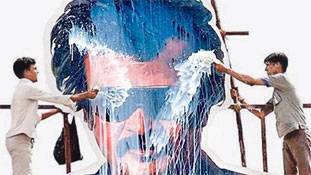 रजनीकांत तो वैसे भी सुपरस्टार हैं, फिर हजारों लीटर दूध से नहलाना क्यों?