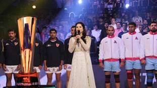 लीजिए, सनी लियोन के गाए राष्‍ट्रगान से भी कंट्रोवर्सी हो गई