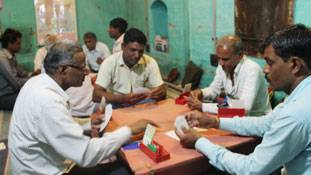 इस गांव में बच्चों से लेकर बूढ़ों तक...सभी हैं 'ब्रिज' के धुरंधर!